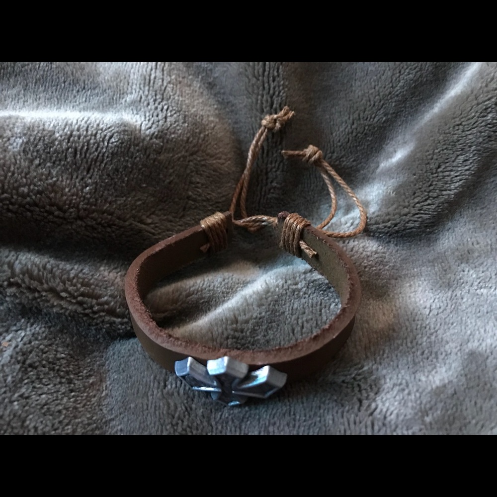 Rugged leather bracelet with cross - Picture 2 of 3